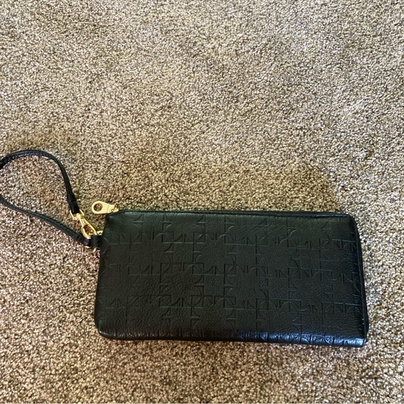 LIZ CLAIBORNE BLACK LEATHER  WRISTLET CLUTCH LOGO EMBLEM HANG TAG ZIP TOP 9x5” - Picture 1 of 4